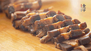 金字醬肉切片。