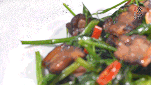 出鍋前加少許鹽調味。