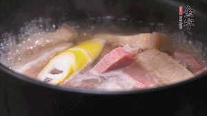 火肉、豬肉加料酒、清水大火煮開后，加入春筍小火慢燉40分鐘，出鍋前撒蔥花即可。