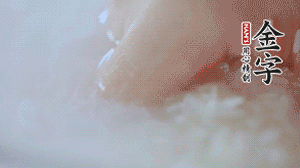 砂鍋內壁涂抹一層食用油，將洗凈后的大米放入，米與水比例為1：1.5。