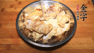 筍干冷水泡發至軟，切成小段，生姜切成片備用。