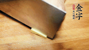 將雞、生姜片、火腿片放入砂鍋中，注入清水淹沒(méi)雞身。（燉湯最適宜冷水下鍋，隨著水溫的慢慢升高，原料會(huì)充分釋放出營(yíng)養(yǎng)。）