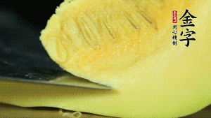 胡蘿卜切滾刀塊，小南瓜取一半去籽去皮切塊備用。