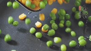 鍋7成熱時，下豌豆、玉米翻炒，再依次放醬肉、洋蔥碎、木耳碎。