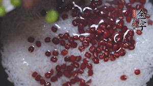 將炒好的食材和大米、紅豆一起放進電飯鍋煮。