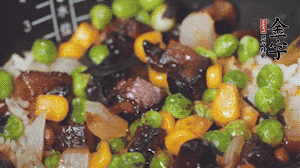 出鍋前加蠔油、生抽調味，撒點熟白芝麻即可。