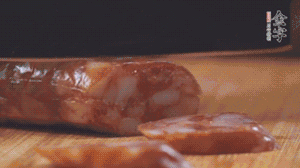 金字麻辣香腸切片，小青菜焯熟備用。