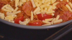 烤箱上下火180度預(yù)熱，將米飯分別盛入容器中。表面均勻的撒上馬蘇里拉芝士碎，放進烤箱中層烤20分鐘左右，待芝士融化上色即可。