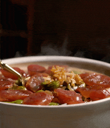 用生抽、白糖、蠔油、芝麻油調(diào)個汁，淋汁、攪拌、開吃。