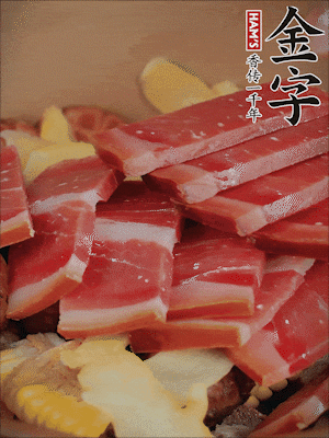 除鮑魚外的所有材料放進鍋里，加清水、姜、黃酒，大火燒開，轉小火煲90分鐘。