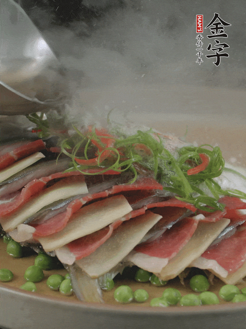 表面放上蔥絲、紅椒絲，淋上熱油。