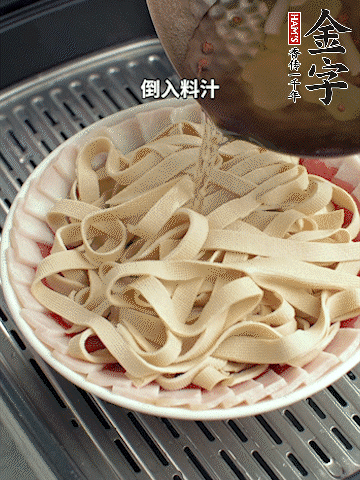 將料汁倒入食材中，改上保鮮膜蒸半小時。