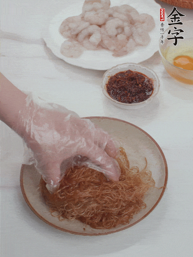 粉絲泡軟后，入沸水煮10秒，撈出后加1/2勺老抽、1/2勺食用油挑松。