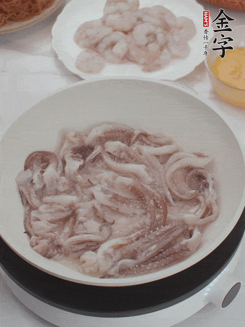 蝦仁、魷魚滑油，蛋液炒制半熟。