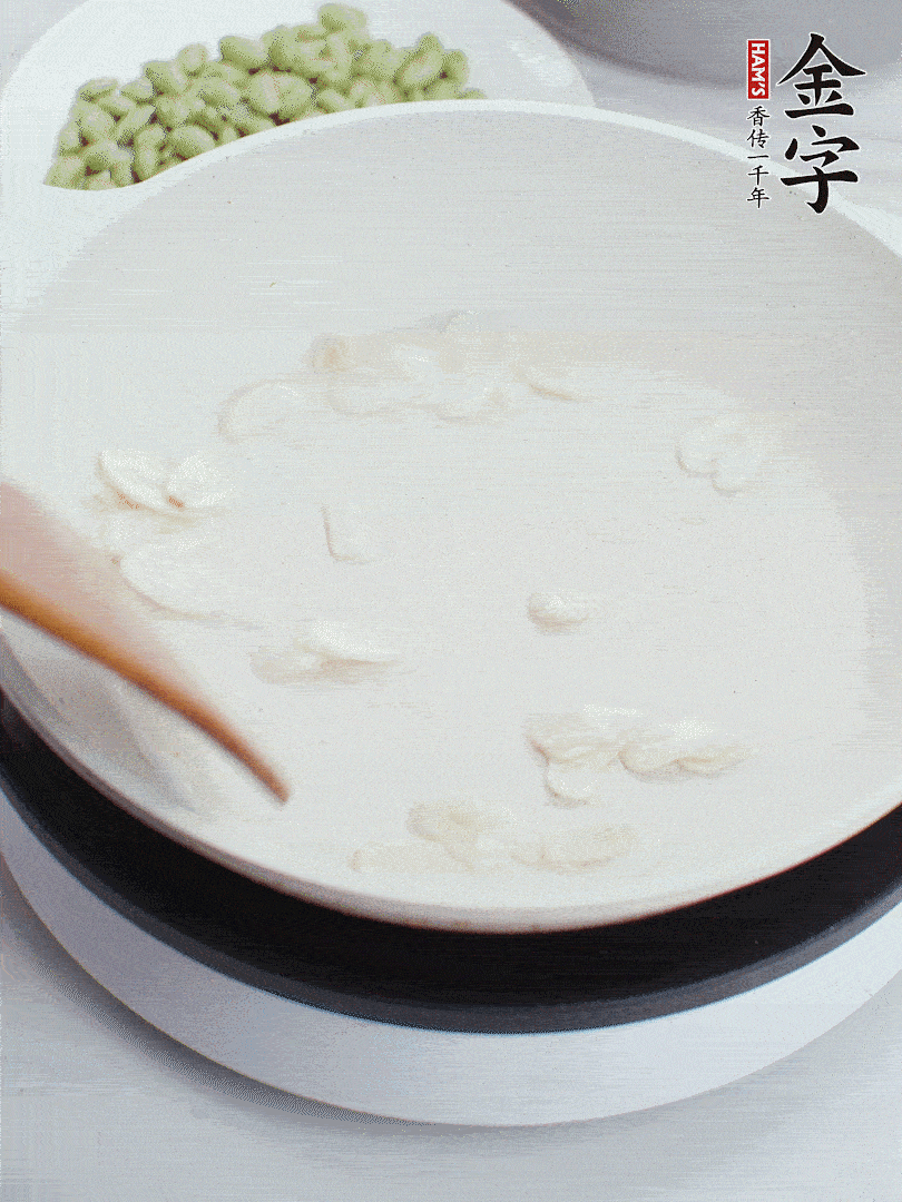 金字淡咸肉煮15分鐘，撈出切片。油5成熱時，蒜末、咸肉爆香。