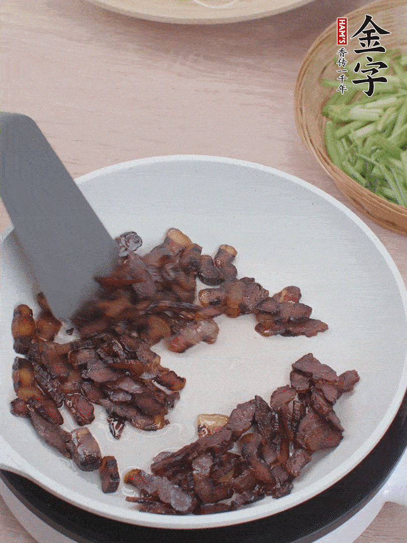 起鍋熱油，煸香醬油肉。