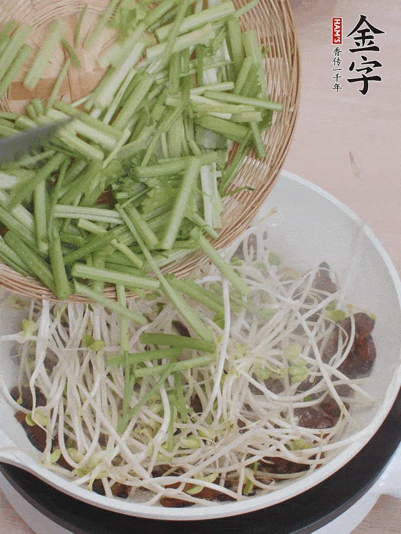 下豆芽、香芹翻炒均勻。