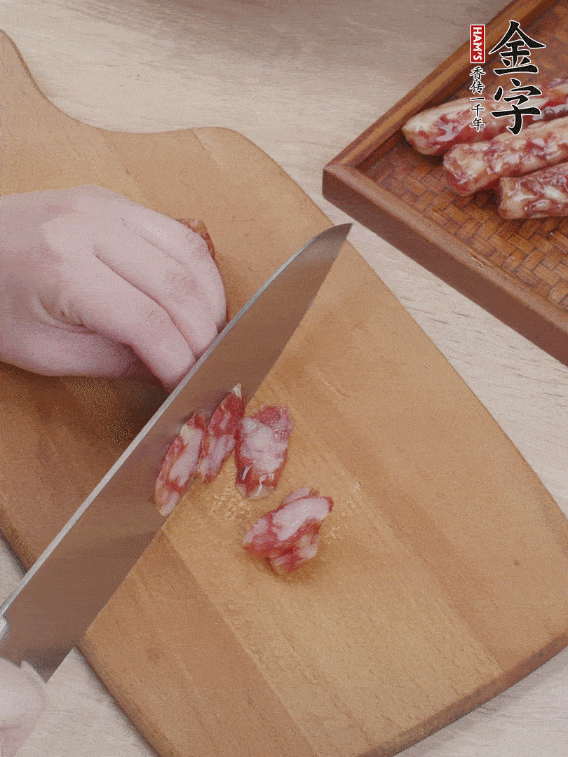 金字香腸斜切片，芹菜切段，小洋蔥切絲，綠菜椒切小塊。