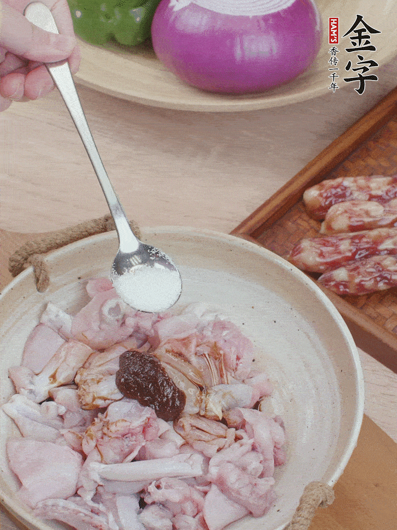 牛蛙塊加1勺柱候醬、1勺生抽、1/3勺白砂糖腌漬20分鐘。