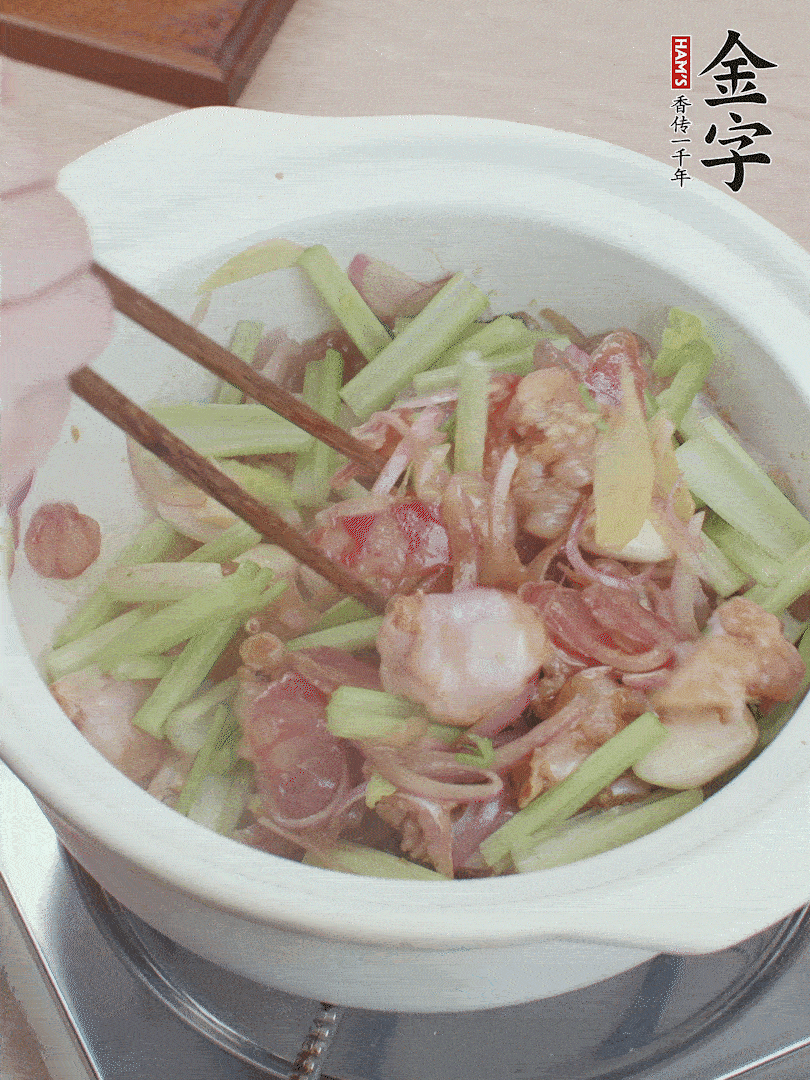 下牛蛙、芹菜、香腸翻炒。