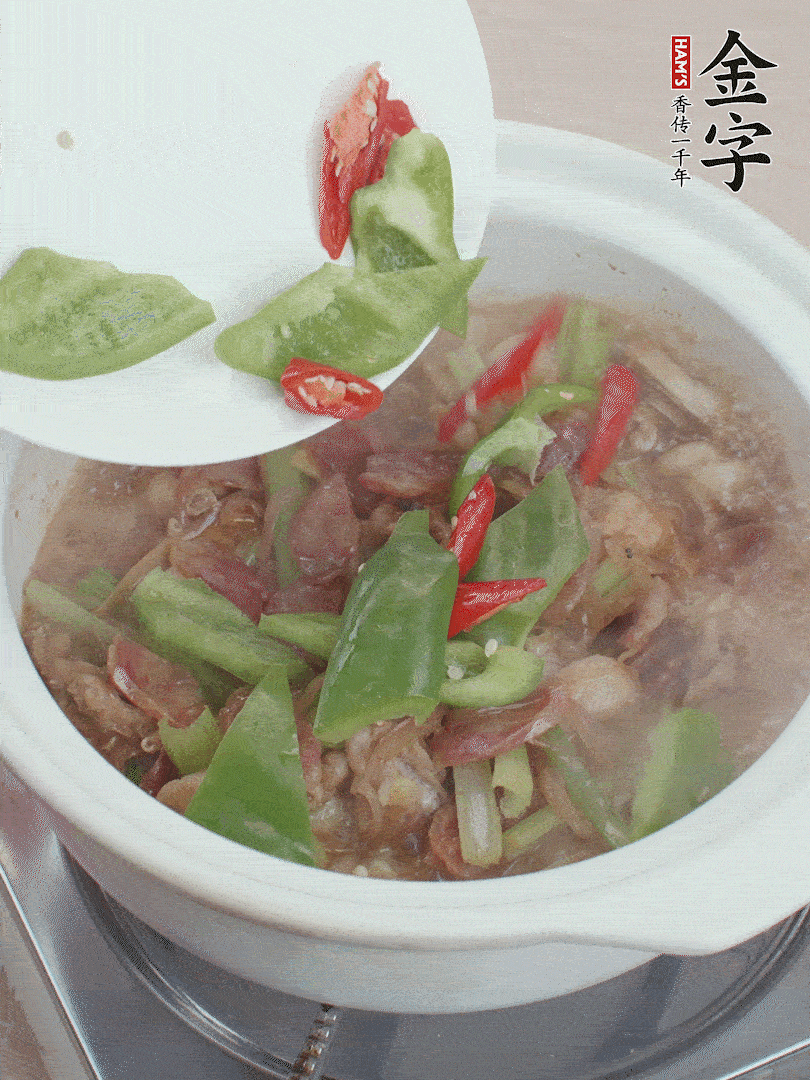 下綠菜椒，翻炒1分鐘。