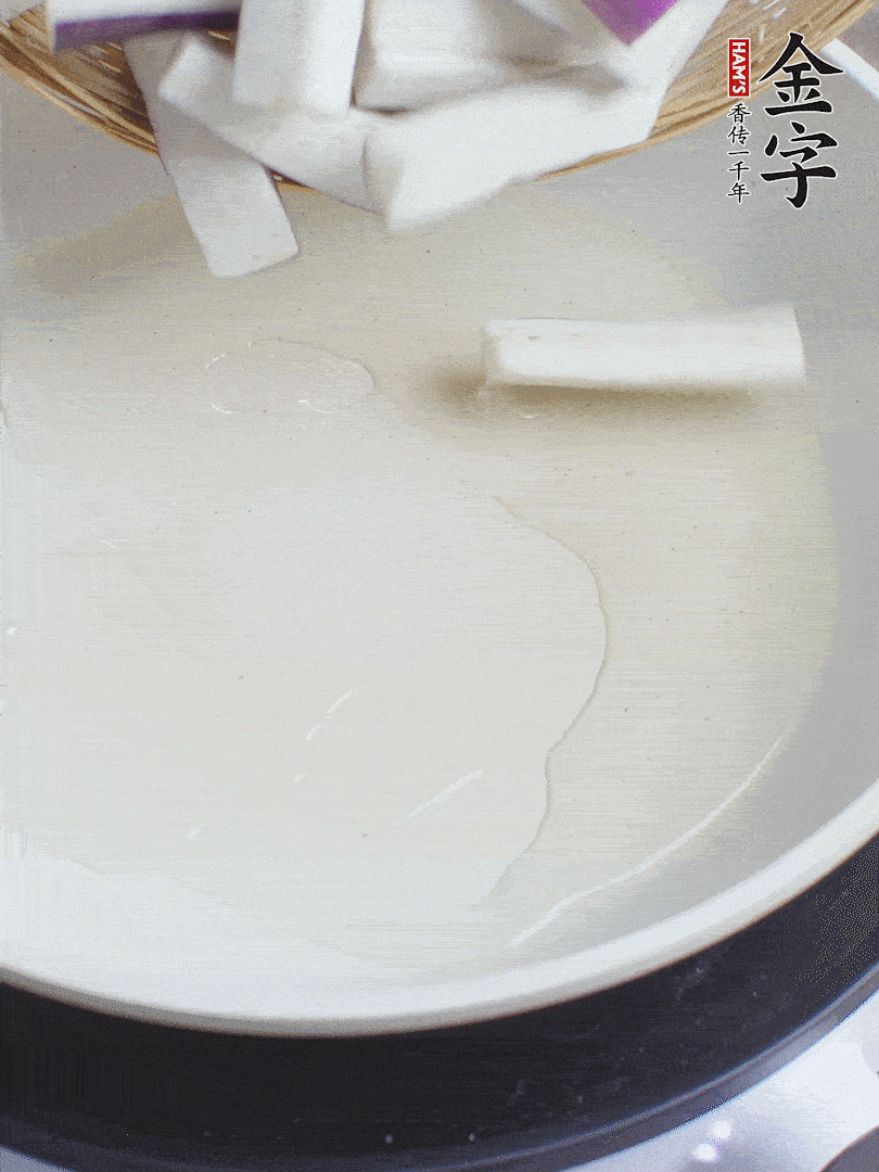 杭茄洗凈去蒂，縱向剖成4份，切成長10cm左右的段。白洋蔥切絲?？谀⑾磧羧サ舯?。紅椒切菱形片。