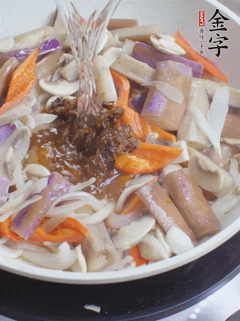 下茄子、口蘑，淋入料汁，加熱水份收干。