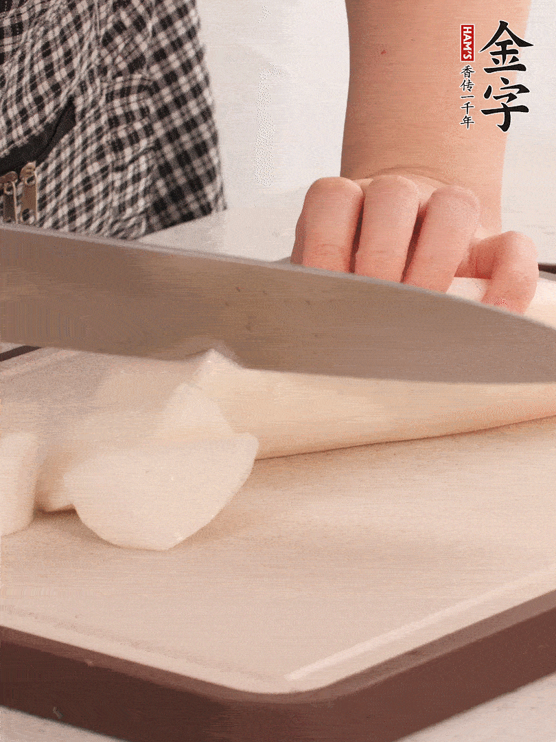 蘿卜切塊，火腿切片。