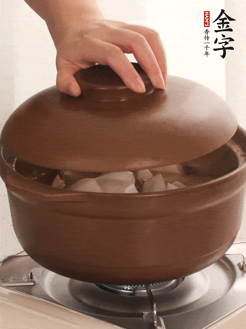 倒沒過食材的熱水，大火燒開。蓋上蓋子轉中小火，燉15-20分鐘。等蘿卜煮到喜歡的軟爛度就可以關火。