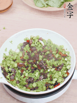 1勺生抽、1勺蠔油、1點點白糖調(diào)味。