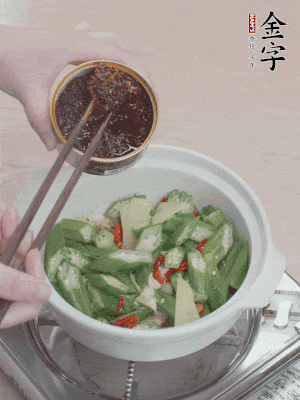 加1勺金字火腿干貝醬、1/2勺生抽攪拌均勻。