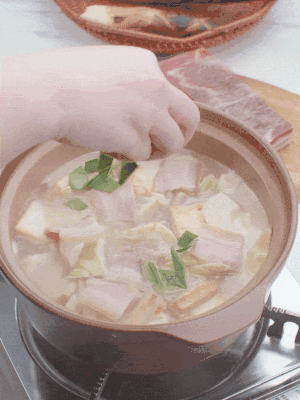 一小撮鹽、糖、雞精調味，最后撒點蒜葉點綴。