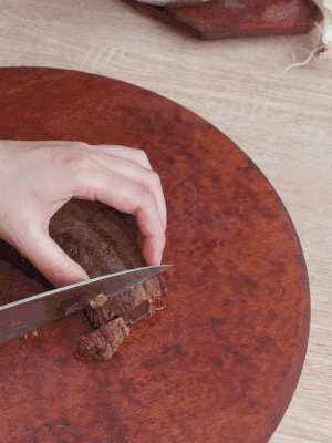 金字臘肉水煮15分鐘，切片。