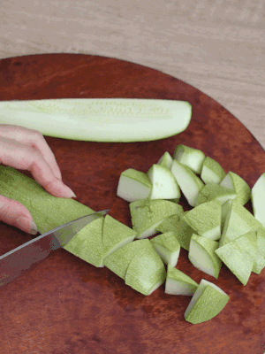 西葫蘆去籽縱向切成4份，斜切成厚片。