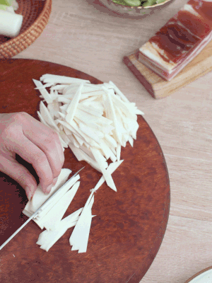 茭白切細(xì)絲，鹽水中浸泡防止氧化。