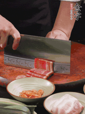 金字火腿上方切薄片，鮮五花肉切薄片。