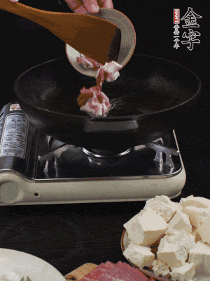 冷油潤鍋，下五花肉煸香。