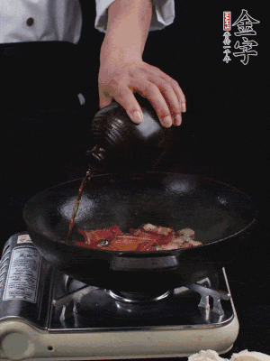 再下火腿片，淋少許黃酒添香。