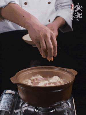 下蝦仁干，煮5分鐘。撒蒜葉，煮1分鐘。