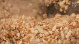 鍋中熱油，依次下食材翻炒，加2勺料酒、少許胡椒粉調味，撒蔥花攪拌均勻。