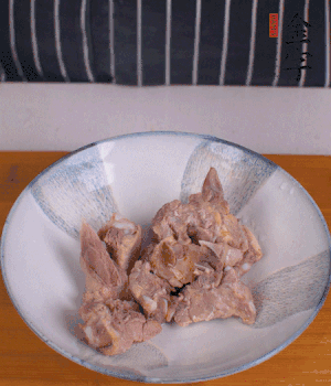 排骨加1勺黃酒、1勺蠔油、1勺玉米淀粉、1/4勺胡椒粉腌制半小時。