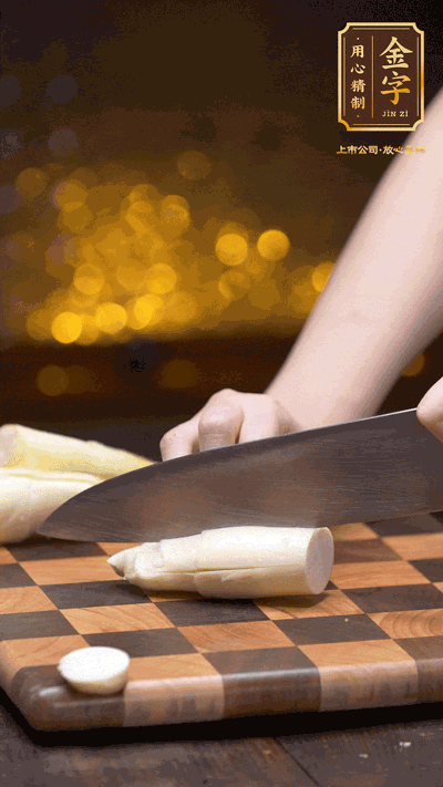 茭白剝?nèi)ネ馄?，去掉根部老硬部分，洗凈切滾刀塊