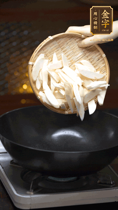 油至5成熱，下茭白塊翻炒，慢慢煎炒至表面微微焦黃