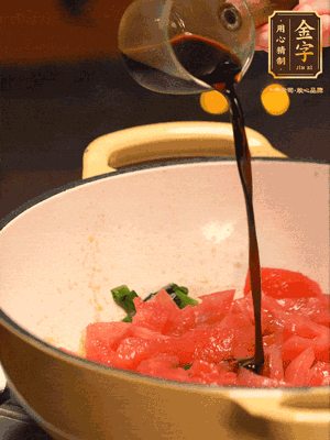 調(diào)味：1勺蠔油、1勺生抽、2轉(zhuǎn)胡椒粉和2勺番茄醬倒入400ml開水，燒至湯汁濃厚