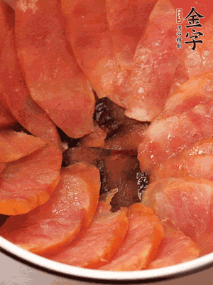 深碗涂抹豬油，頂端鋪枸杞，間隔鋪上香腸、醬油肉片