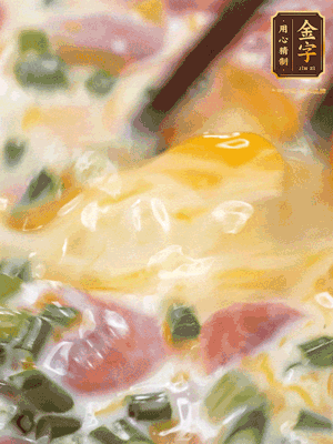 三個全蛋中加適量牛奶、鹽、黑胡椒粉、臘腸、蔥花攪拌均勻