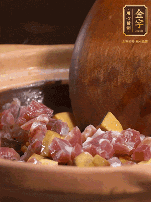 熱油下蒜片，倒入香腸丁、牛肝菌丁翻炒出香味