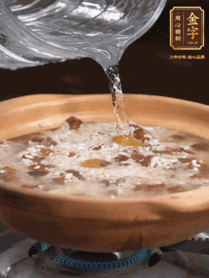 再倒入泡了30分鐘的大米翻拌均勻，加水稍微沒過（米水比例1:1），中火燜煮，到冒大泡，大致5分鐘