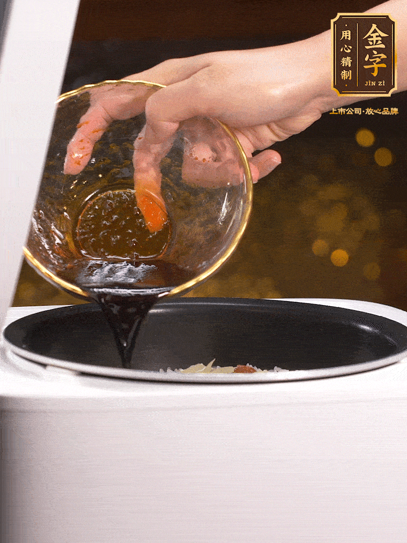 煮好后，淋上醬汁：2勺生抽、1勺老抽、1勺蠔油、半勺白糖、半勺香油、1勺水