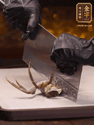 用刷子刷干凈六月黃，一斬二。把蟹蓋、蟹胃拿出來。